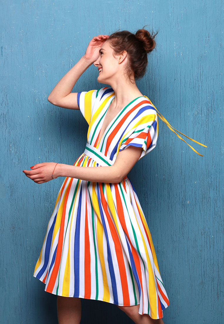 Dress-stripes-4 Платье в полоску с открытой спиной — изображение 5